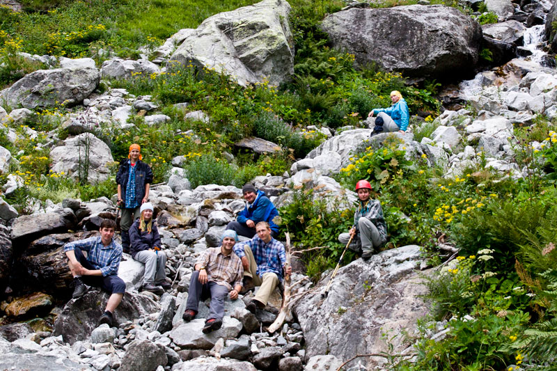 Фото группы у водопада на спуске