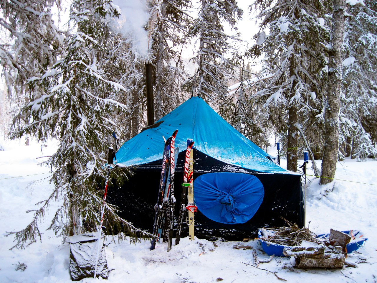 Палатки для зимнего туризма и временного жилья