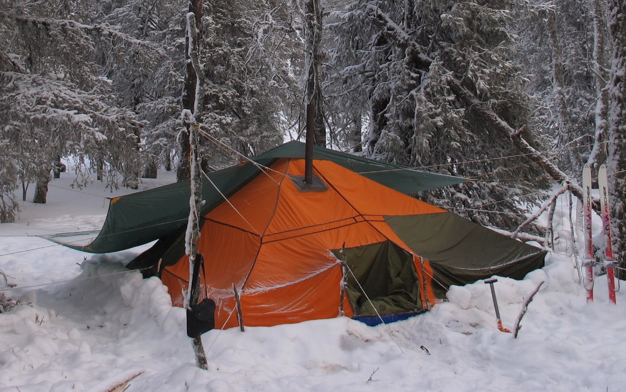 Купить теплую палатку. Палатка туристическая зимняя. Зимний поход с палаткой. Палатка зимняя походная. Палатка для зимы туристическая.
